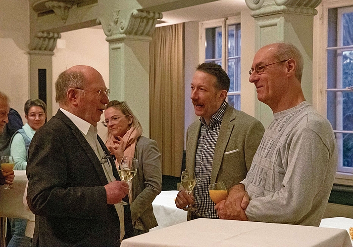 Heiny Volkart unterhielt sich mit den Stadträten Patrick Müller und Henry Löw, die beide erstmals in dieser Funktion am Neujahrsapéro teilnahmen.