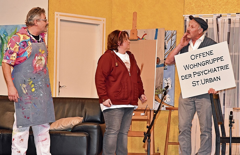 Der depressive Künstler Jean-Luc (Beat Bertschi) und Schlagerliebhaberin Marianne (Sonja Hunziker) beauftragten Richi (Willy Bolliger) das Schild vor dem Eingang der Psychiatrie zu demontieren.