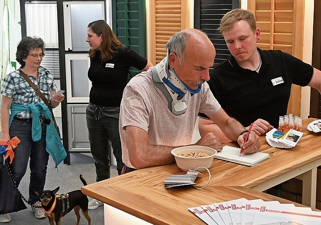 Stefanie Curtolo (Zweite von links) und Paul Müller (ganz rechts) – die Spezialisten für Fensterläden, Insektenschutz und Sonnenstoren.Bild: thomas Fürst