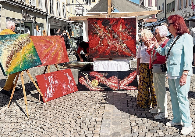 Bunt, kreativ und vielfältig: Der 28. Kunstmarkt war sehr gut besucht.Bilder: Kaspar Flückiger