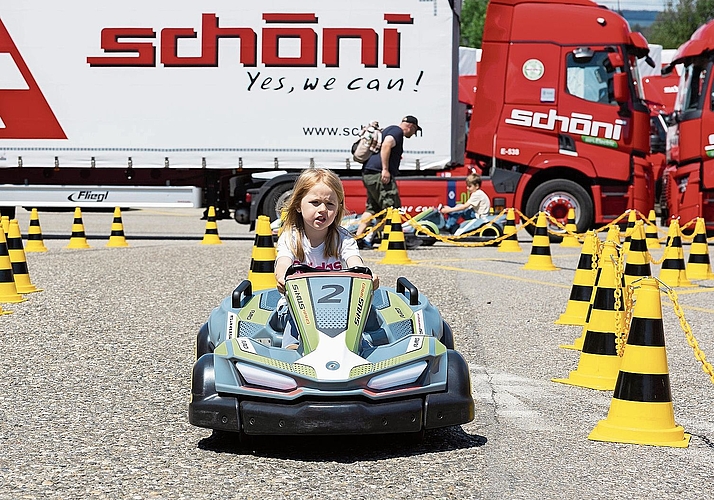 Die junge Dame hatte ihr Fahrzeug fest im Griff. Die junge Dame hatte ihr Fahrzeug fest im Griff.