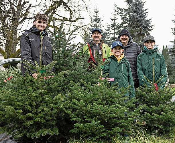 Die Familie Widmer inmitten ihrer kultivierten Weihnachtstannen. Die Familie Widmer inmitten ihrer kultivierten Weihnachtstannen.