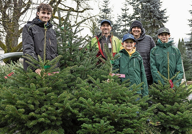 Die Familie Widmer inmitten ihrer kultivierten Weihnachtstannen.
