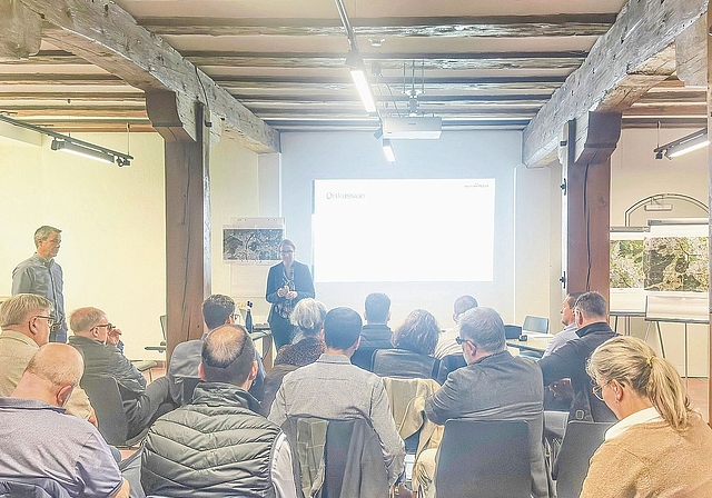 In der Rathaushalle trafen sich rund 20 20 projektbegleitende Expertinnen und Experten.Bild: zvg