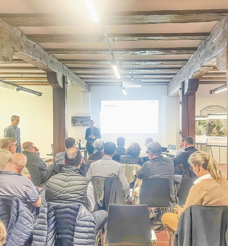 In der Rathaushalle trafen sich rund 20 20 projektbegleitende Expertinnen und Experten.Bild: zvg