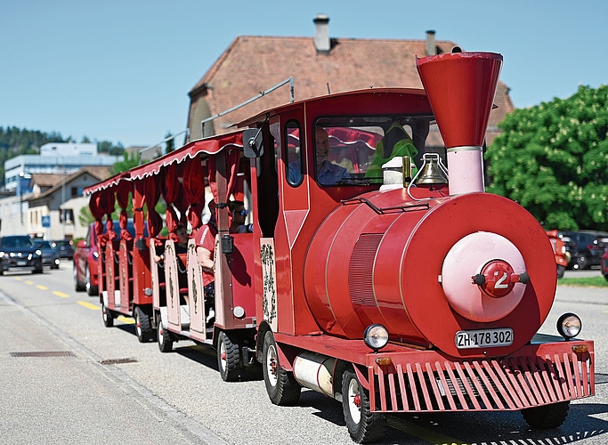 Mit der Bimmelbahn gingen die Besucher am Samstag auf eine Rundreise zu den sechs Firmen.