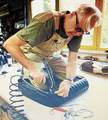 Autosattler Rudy Nafzger bei der Arbeit. Bild: zvg Autosattler Rudy Nafzger bei der Arbeit. Bild: zvg