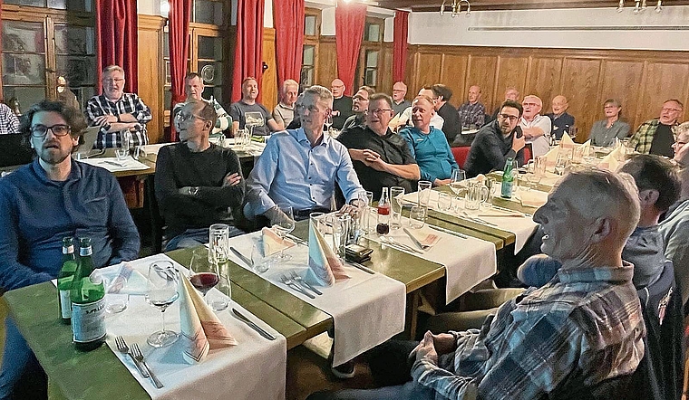 Gespannt lauschen die zahlreichen Teilnehmer den Worten des Kommandanten.Bild: Daniela Scheidegger