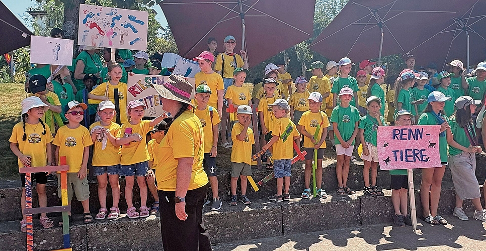 Die Kinder machen sich auf dem roten Platz für das Kinderfestlied bereit. Die Kinder machen sich auf dem roten Platz für das Kinderfestlied bereit.