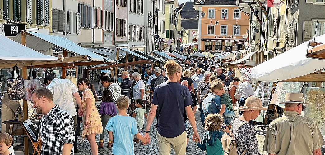 Publikumsrenner: viele Besucher in der vorderen Hauptgasse. Publikumsrenner: viele Besucher in der vorderen Hauptgasse.