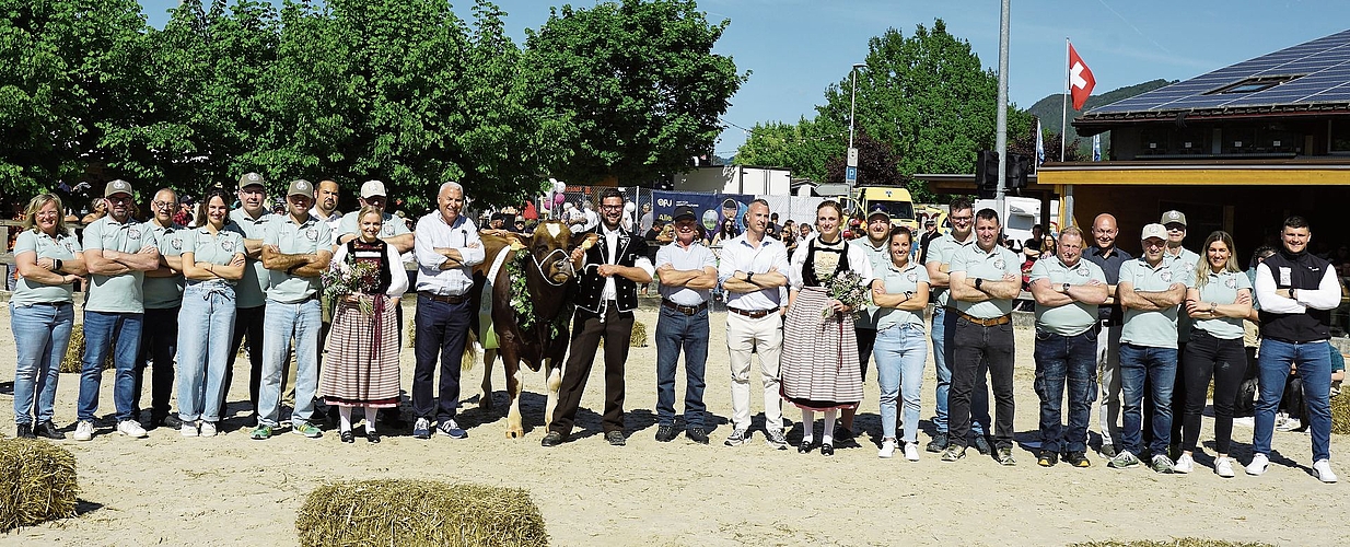 Munitaufe an der MEGATHal26: Züchter Beat Lisser mit Muni «Soschi», umrahmt vom Muni-Sponsor, den Inhaber der Firma J. Roth AG aus Mümliswil, zwei Ehrendamen, dem Organisationskomitee und Spitzenschwinger und Muni-Götti Alpiger Nick (rechts aus Munitaufe an der MEGATHal26: Züchter Beat Lisser mit Muni «Soschi», umrahmt vom Muni-Sponsor, den Inhaber der Firma J. Roth AG aus Mümliswil, zwei Ehrendamen, dem Organisationskomitee und Spitzenschwinger und Muni-Götti Alpiger Nick (rechts aussen).Bild: Atelier RST