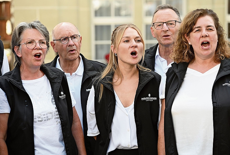 Die Zofinger Jodlerinnen und Jodler begeisterten das Publikum vor der Markthalle.Bilder: Manuel Arnold Die Zofinger Jodlerinnen und Jodler begeisterten das Publikum vor der Markthalle.Bilder: Manuel Arnold