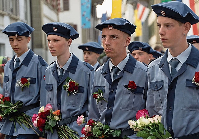 Im Taillengürtel stecken die Kadetten die geschenkten Rosen fest.Bild: Archiv Raphaël Dupain