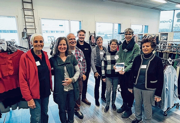 Die Co-Leiterinnen Rita Klöti und Nelli Domahidi mit den ehrenamtlich Mitarbeitenden freuen sich zusammen mit Philippe Brandenburg über den wertvollen Beitrag der Senn AG.Bild: zvg