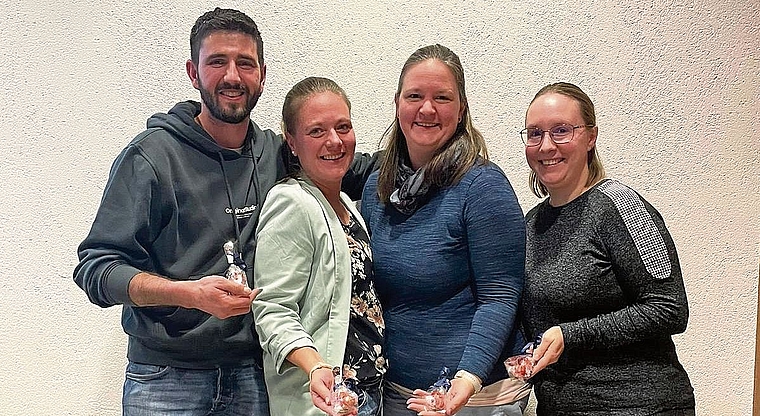 Die frischgebackenen Eltern (v.l.): Jonas Glur, Vanessa Käser, Maja Bäni, Rahel Buchmüller.bild: zvg