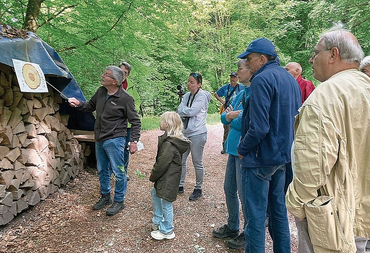Heinz Weber erläuterte anhand einer Schautafel die beeindruckende Geschichte der im Jahr 1910 gepflanzten Eiche.Bild: Susi Stocker