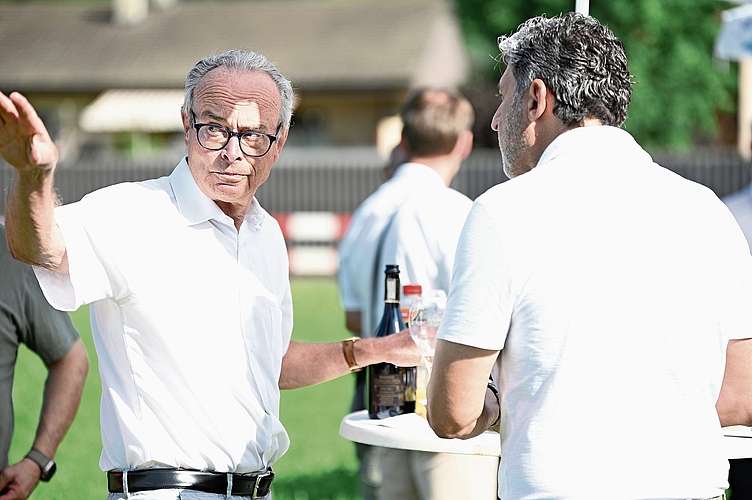 Roland Hallwyler, VRP der Gebrüder Hallwyler AG (links), im Gespräch mit Salvatore Schirinzi, Geschäftsleiter der hegibau ag. Roland Hallwyler, VRP der Gebrüder Hallwyler AG (links), im Gespräch mit Salvatore Schirinzi, Geschäftsleiter der hegibau ag.