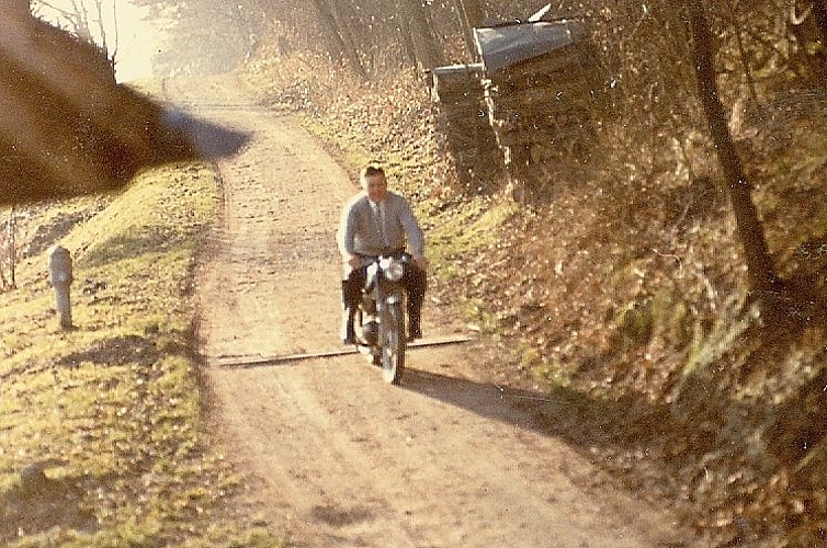 Guido Roth auf dem Motorrad einige Meter von seinem Haus auf dem Härdöpfuhoger entfernt noch auf Oftringer Strassengrund. Am Bildrand links unten ist der Grenzstein zu erkennen.Bilder: zvg Guido Roth auf dem Motorrad einige Meter von seinem Haus auf dem Härdöpfuhoger entfernt noch auf Oftringer Strassengrund. Am Bildrand links unten ist der Grenzstein zu erkennen.Bilder: zvg
