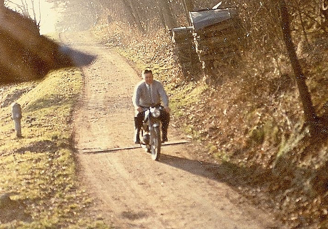 Guido Roth auf dem Motorrad einige Meter von seinem Haus auf dem Härdöpfuhoger entfernt noch auf Oftringer Strassengrund. Am Bildrand links unten ist der Grenzstein zu erkennen.Bilder: zvg