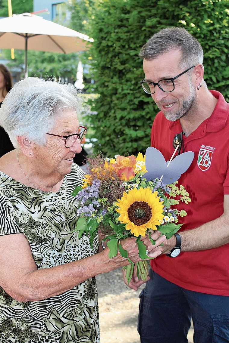 Blumen für die Jubilarin – überreicht vom Musikverein.Bild: zvg