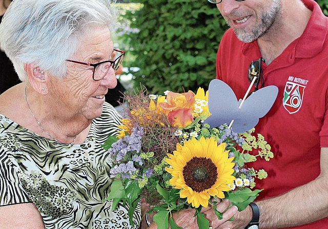 Blumen für die Jubilarin – überreicht vom Musikverein.Bild: zvg