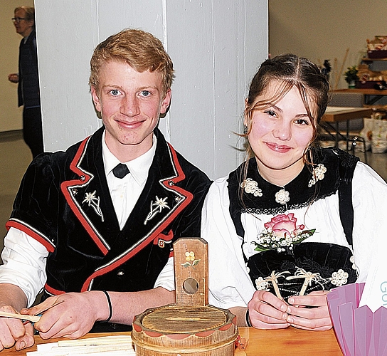 Sven Guggisberg und Fabienne Berz präsentieren in der Pause ihre selbst geschnitzten Edelweisse. Sven Guggisberg und Fabienne Berz präsentieren in der Pause ihre selbst geschnitzten Edelweisse.