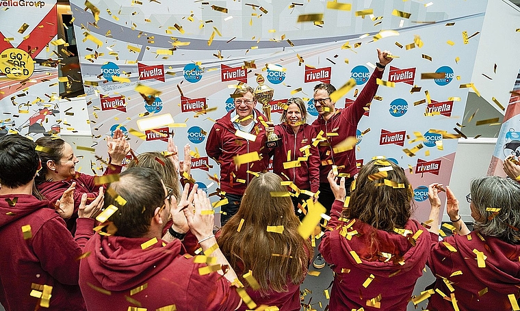 Alexander Barth, Simone Müller und Silvan Brauen (v.l.) jubeln.Bild: Rivella Group