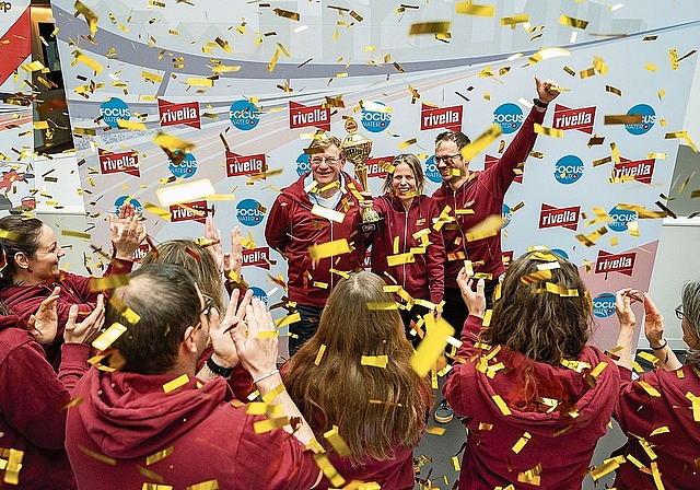 Alexander Barth, Simone Müller und Silvan Brauen (v.l.) jubeln.Bild: Rivella Group