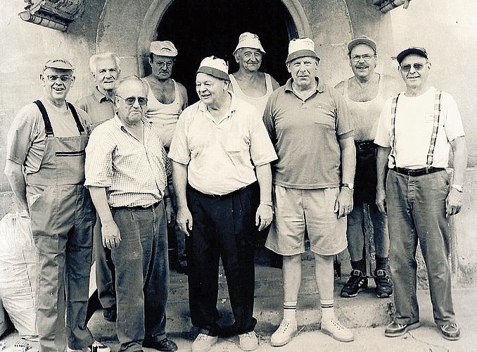 Mit diesem Team starteten im Juli 2000 die Sanierungsarbeiten im Alten Löwen (v.l.): Robert Gemperle, Jakob Fischer, Bruno Schläfli, Ernst Berner, René Murri, Werner Müller, Walter Liebich, Errwin Fischer und Willi Seiler.Bild: zvg