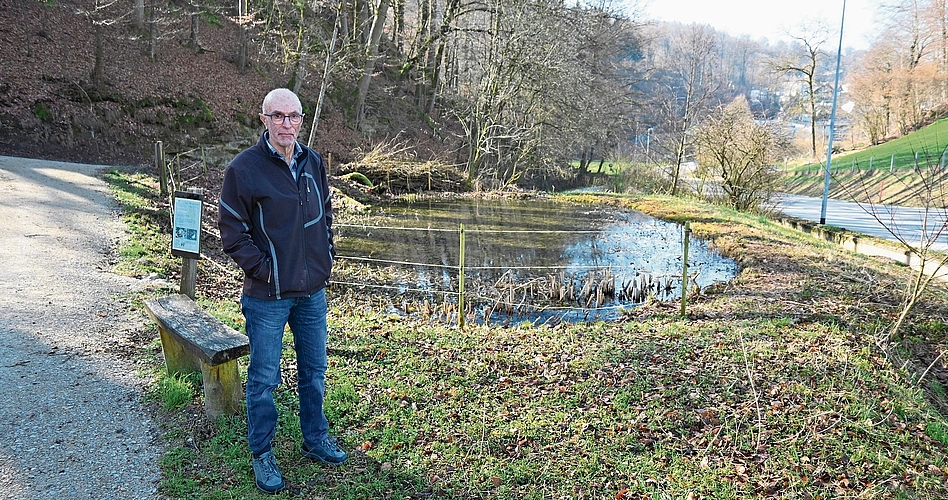 Amphibienkenner Hans Althaus beim Stampfiweiher an der Mühlethalstrasse. Bild: Thomas Fürst