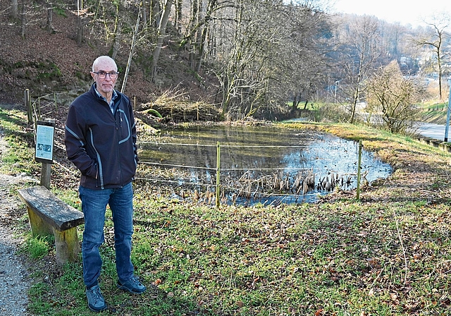 Amphibienkenner Hans Althaus beim Stampfiweiher an der Mühlethalstrasse. Bild: Thomas Fürst