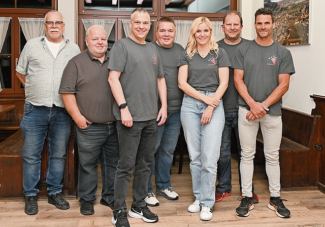 Der Vorstand von Sportpress AG/SO (von links): Urs Freitag, Roli Marti, Christian Boss, Philipp Ammann, Jasmin Langenegger, Raphael Galliker, Adrian Remund.Bild: zvg