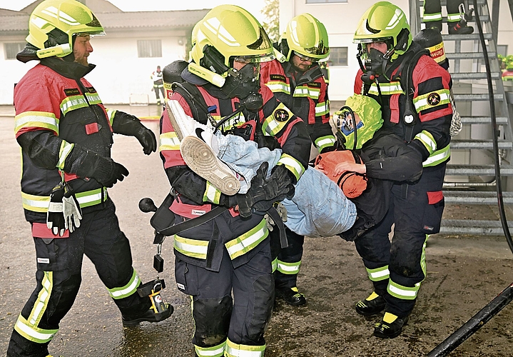 MIt Sorgfalt wurden die Verletzten aus der Gefahrenzone gebracht.Bilder: Habu Fotografie