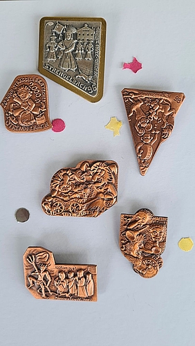 Eine Auswahl der von Walter Müller entworfenen Strengelbacher Fasnachtsplaketten.