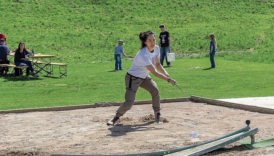 Auch für Frauen ist der Sport geeignet – sie landete einen Treffer mit über 120 Metern.