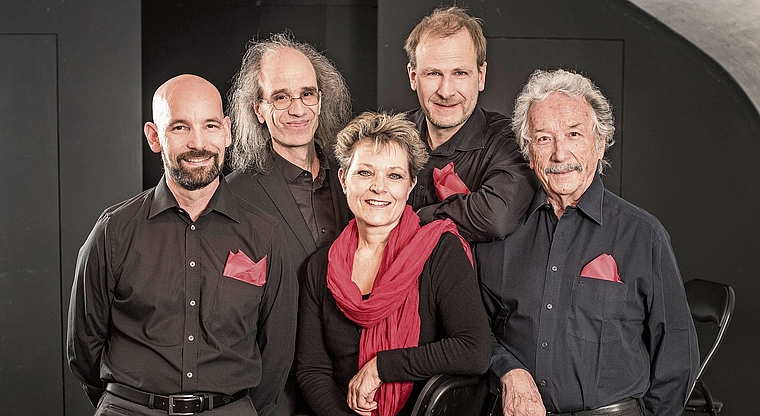 Das «ScherzGrenze»-Ensemble» (v.l.): Stephan Hugentobler, Urs Ruprecht (Musik), Ursula Walther-Hofer, Christian v. Erlach (Musik), Marcel Reber (Text und Regie).Bild: zvg