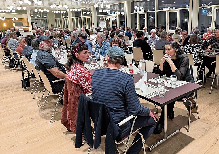 Ein feines Nachtessen aus der Sennhof-Küche war der verdiente Lohn für das grosse Team der freiwillig Tätigen.Bild: zvg