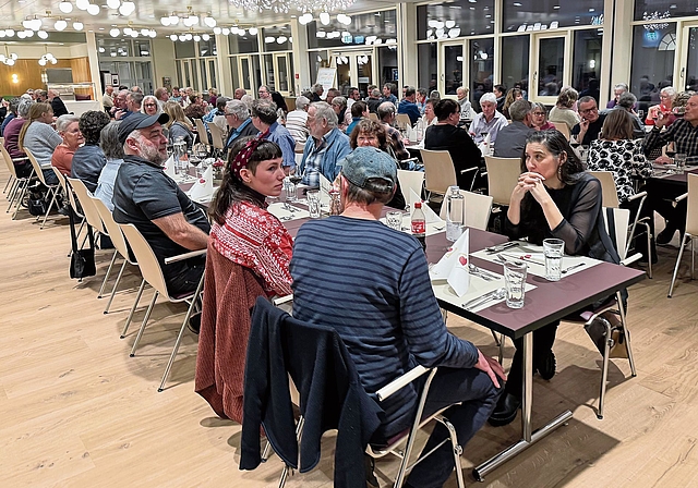 Ein feines Nachtessen aus der Sennhof-Küche war der verdiente Lohn für das grosse Team der freiwillig Tätigen.Bild: zvg