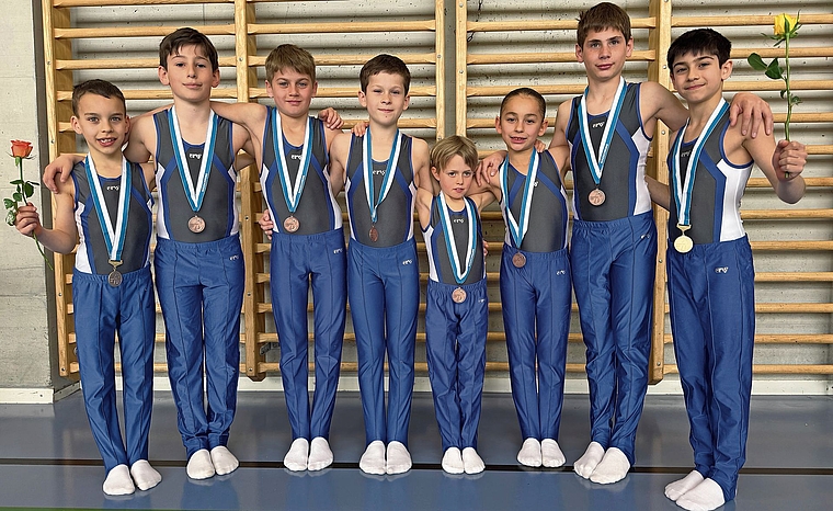 Die Turner der Kategorie P1 und P2 (von links):  Noé von Däniken, Tigran Ohanian, Joel Walther, Jamiro Scheidegger, Joel Lauper, Lenny Dey Matos Camejo, Manuel Widmer, Liano Giorgi.Bild: Charly Zimmerli