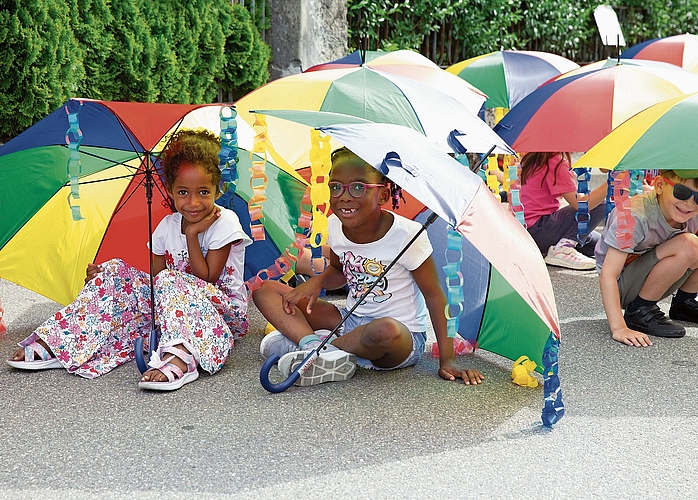 Den farbigen Regenschirm konnten die Kinder gekonnt als Sonnenschirm nutzen. Den farbigen Regenschirm konnten die Kinder gekonnt als Sonnenschirm nutzen.