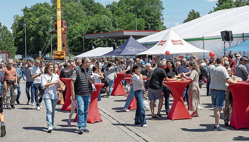 Bei herrlichem Wetter wurde das Jubiläum mit der Bevölkerung gefeiert. Bilder: Regina Lüthi Bei herrlichem Wetter wurde das Jubiläum mit der Bevölkerung gefeiert. Bilder: Regina Lüthi