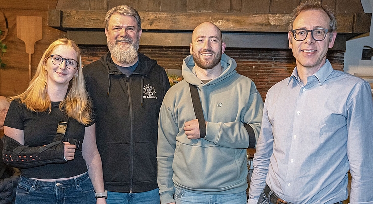 Präsident Roger Willimann (2. v. l.) mit den Delegierten der Neumitglieder (von links): Nina Wernli und Lucas Weber (Ballsportverein) und Mathias Müller (Pig Farmers Big Band).Bild: Adrian Gaberthüel