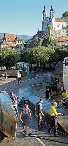 Jung und alt schrubben vor einmaliger Kulisse. Jung und alt schrubben vor einmaliger Kulisse.