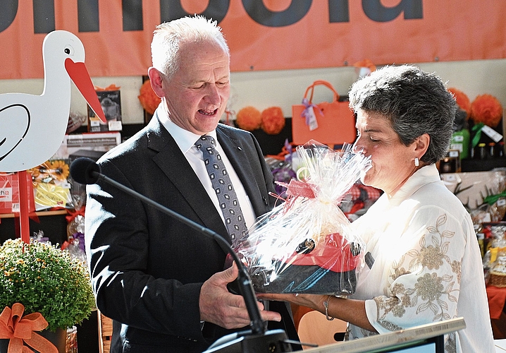 Urania Balatoni überreichte OK-Präsident Kurt Gerhard ein Präsent.Bilder: Manuel Arnold