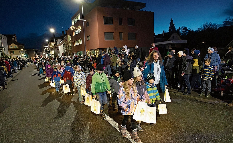 Die Kleinen begeisterten mit ihren Laternen.Patrick Lüthi Die Kleinen begeisterten mit ihren Laternen.Patrick Lüthi