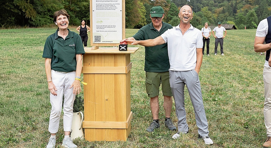 Startsignal für «Chraft im Wald»: Lisbeth und Walti Bloch drücken gemeinsam mit DJ Bobo(von links) den symbolischen roten Knopf. Startsignal für «Chraft im Wald»: Lisbeth und Walti Bloch drücken gemeinsam mit DJ Bobo(von links) den symbolischen roten Knopf.