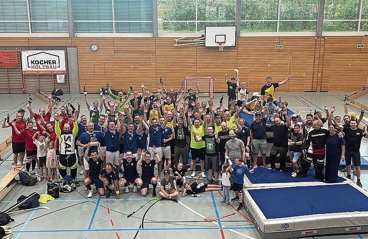 Die Spieler aller teilnehmenden Mannschaften, das Helferteam sowie ein Teil der Zuschauer nach der Rangverkündigung.Bild: zvg
