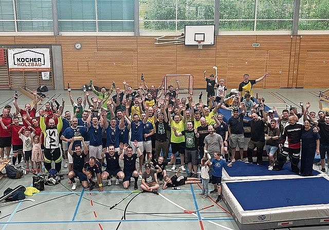 Die Spieler aller teilnehmenden Mannschaften, das Helferteam sowie ein Teil der Zuschauer nach der Rangverkündigung.Bild: zvg