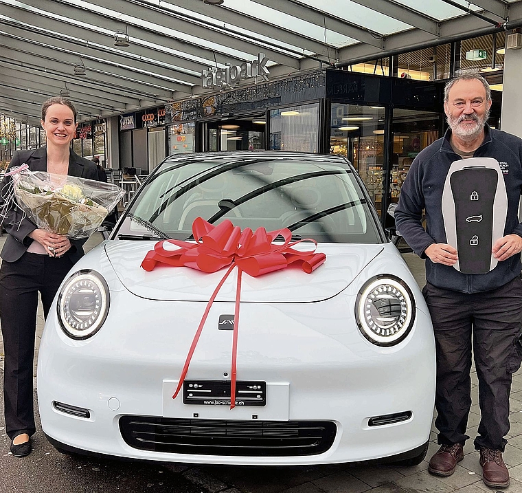 Strahlende Siegerin: Carina White übernimmt zusammen mit ihrem Vater ihren neuen E-Flitzer aus dem Wettbewerb «Sagenhaft».Bild: zvg