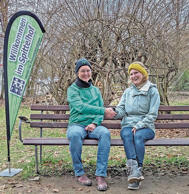 Seraina Combertaldi (links) freut sich sehr über die finanzielle Unterstützung – überreicht von Maria Bassi.Bild: zvg